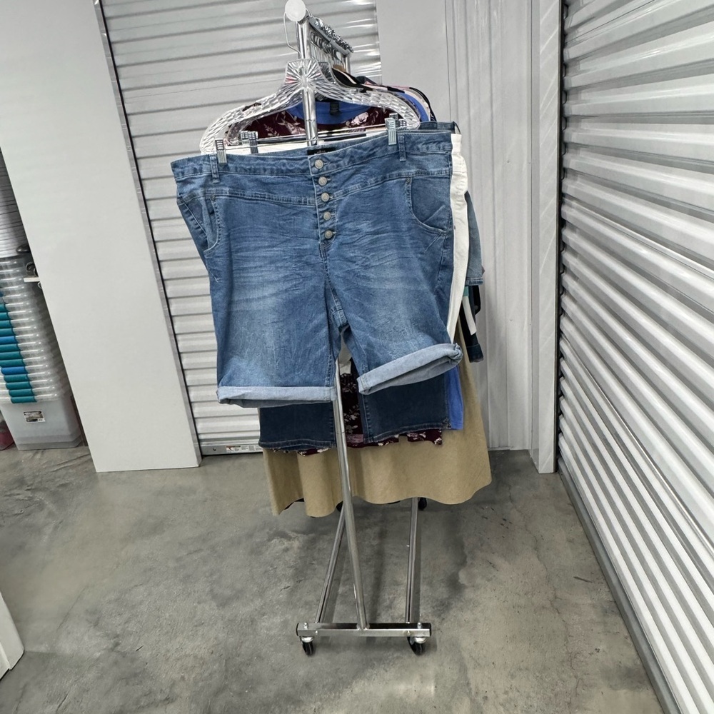 Ellos | 5 Button Bermuda Shorts in Medium Wash | size 24 - Picture 2 of 4